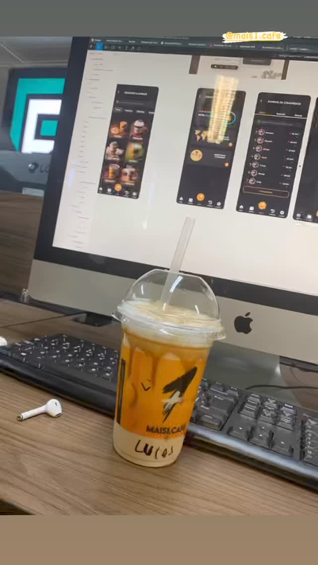 Café da Mais1 Café na mesa de trabalho, com o design do app aberto na tela